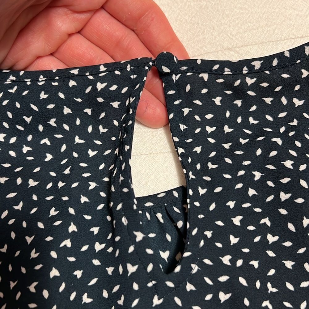 Beautiful flowing Bannana Republic Blouse - Picture 5 of 9